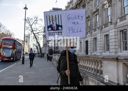 I manifestanti si rivolgono a Downing Street, in quanto Boris Johnson si trova di fronte a ulteriori richieste di dimissioni a causa del “Partygate” e del più alto tasso di inflazione registrato in 30 anni, Regno Unito Foto Stock