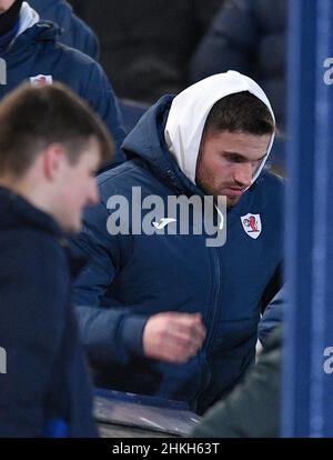 David Goodwillie, che è stato giudicato in un caso civile per aver violentato una donna e ordinato di pagare danni sostanziali, siede nello stand per guardare il suo nuovo team Raith Rovers giocare Regina del Sud martedì 05 febbraio 2022. La decisione di firmare Goodwillie provocò un diffuso oltraggio, e condusse il club Kirkcaldy ad annullare la sua firma due giorni dopo. c) Dave Johnston Foto Stock