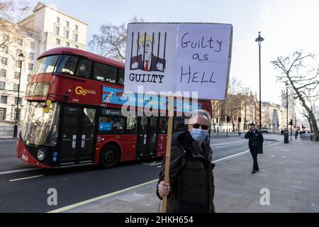 I manifestanti si rivolgono a Downing Street, in quanto Boris Johnson si trova di fronte a ulteriori richieste di dimissioni a causa del “Partygate” e del più alto tasso di inflazione registrato in 30 anni, Regno Unito Foto Stock