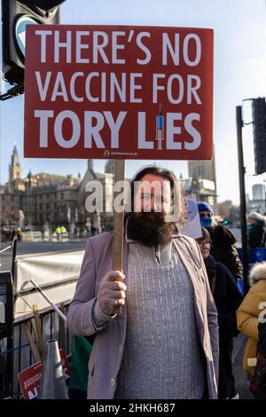 I manifestanti si rivolgono a Downing Street, in quanto Boris Johnson si trova di fronte a ulteriori richieste di dimissioni a causa del “Partygate” e del più alto tasso di inflazione registrato in 30 anni, Regno Unito Foto Stock