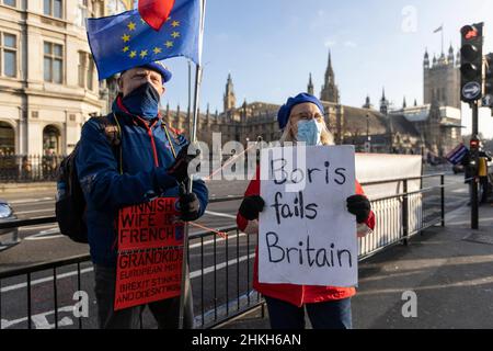 I manifestanti si rivolgono a Downing Street, in quanto Boris Johnson si trova di fronte a ulteriori richieste di dimissioni a causa del “Partygate” e del più alto tasso di inflazione registrato in 30 anni, Regno Unito Foto Stock