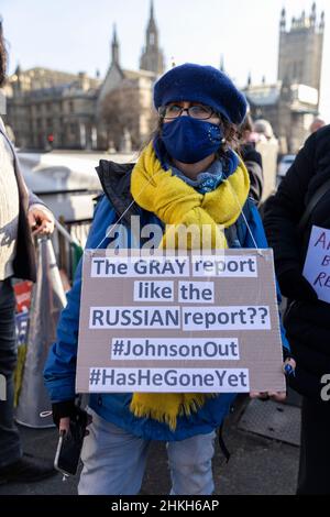 I manifestanti si rivolgono a Downing Street, in quanto Boris Johnson si trova di fronte a ulteriori richieste di dimissioni a causa del “Partygate” e del più alto tasso di inflazione registrato in 30 anni, Regno Unito Foto Stock