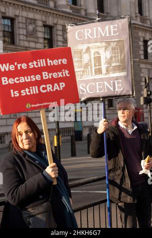 I manifestanti si rivolgono a Downing Street, in quanto Boris Johnson si trova di fronte a ulteriori richieste di dimissioni a causa del “Partygate” e del più alto tasso di inflazione registrato in 30 anni, Regno Unito Foto Stock