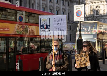 I manifestanti si rivolgono a Downing Street, in quanto Boris Johnson si trova di fronte a ulteriori richieste di dimissioni a causa del “Partygate” e del più alto tasso di inflazione registrato in 30 anni, Regno Unito Foto Stock