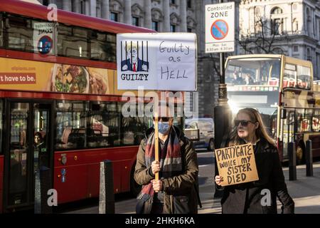 I manifestanti si rivolgono a Downing Street, in quanto Boris Johnson si trova di fronte a ulteriori richieste di dimissioni a causa del “Partygate” e del più alto tasso di inflazione registrato in 30 anni, Regno Unito Foto Stock