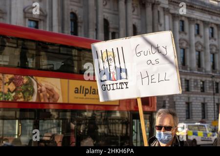 I manifestanti si rivolgono a Downing Street, in quanto Boris Johnson si trova di fronte a ulteriori richieste di dimissioni a causa del “Partygate” e del più alto tasso di inflazione registrato in 30 anni, Regno Unito Foto Stock