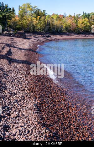La costa del lago Superior ad Agate Beach, conosciuta per le sue rocce rosa, si trova nell'Hunter's Point Park, vicino a Copper Harbour, Michigan. Foto Stock