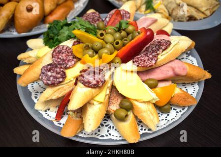 pane con formaggio e salame affettato su piatto rotondo Foto Stock