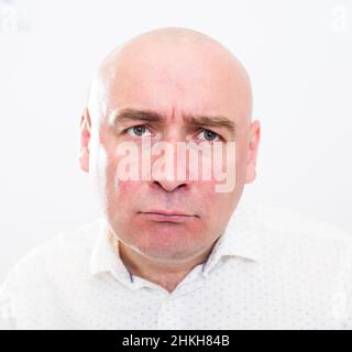 ritratto di un calvo adulto con emozioni su sfondo bianco Foto Stock