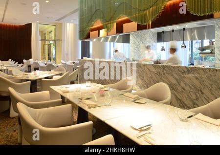 Francia. Parigi 8e. L'hotel Prince de Galles, situato in avenue Georges V, ha Stephanie le Quellec per l'executif chef. La cucina si trova all'interno del ristorante Foto Stock