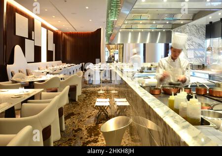 Francia. Parigi 8e. L'hotel Prince de Galles, situato in avenue Georges V, ha Stephanie le Quellec per l'executif chef. La cucina si trova all'interno del ristorante Foto Stock