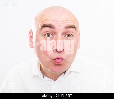 ritratto di un calvo adulto con emozioni su sfondo bianco Foto Stock