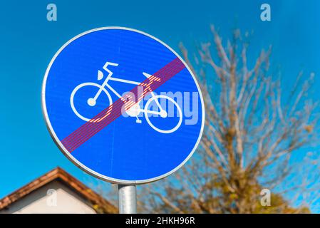 Fine della strada ciclabile segno contro cielo blu pulito Foto Stock