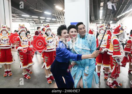 Pechino, Cina. 4th Feb 2022. Gli artisti prendono selfie durante la cerimonia di apertura dei Giochi Olimpici invernali di Pechino 2022, dietro lo Stadio Nazionale di Pechino, capitale della Cina, il 4 febbraio 2022. Credit: Peng Ziyang/Xinhua/Alamy Live News Foto Stock