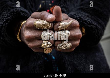 vista ravvicinata degli anelli su un maschio che indossa anelli multipli Foto Stock