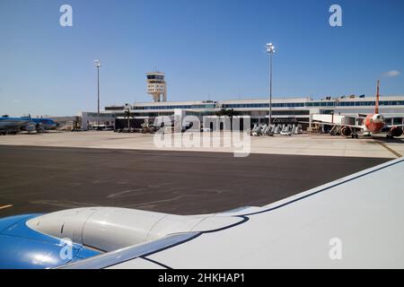 A bordo dell'aereo che guarda la finestra all'aeroporto arrecife Lanzarote Isole Canarie Spagna Foto Stock