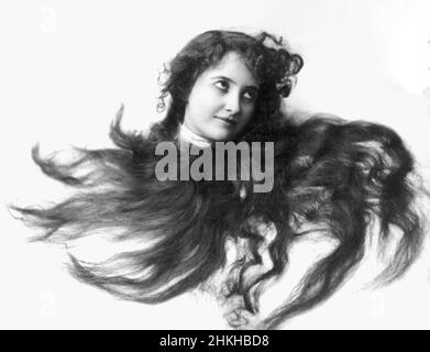 Fitz W Guerin, fotografo americano - giovane donna che modella- testa, incorniciata in capelli scorrevoli Foto Stock