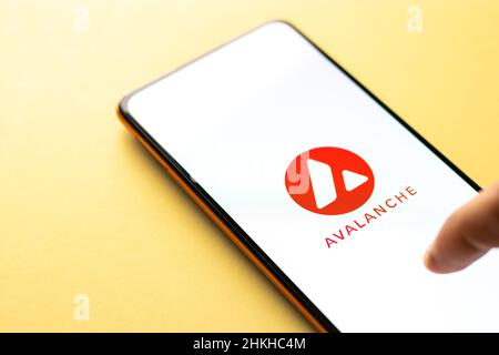 West Bangal, India - 4 febbraio 2022 : immagine stock del logo Avalaunch sullo schermo del telefono. Foto Stock