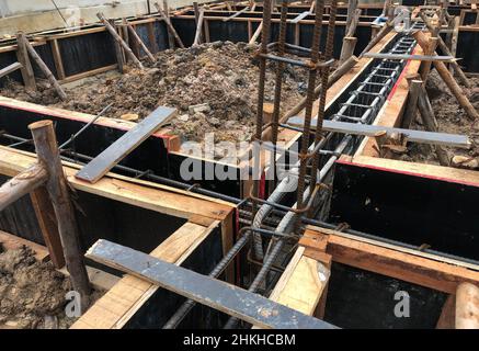 Costruzione di calcestruzzo da legno di acciaio a calcestruzzo versato nell'area di costruzione di edificio su Foto Stock