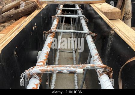 Calcestruzzo da legno di acciaio a calcestruzzo versato nella costruzione di edificio Foto Stock