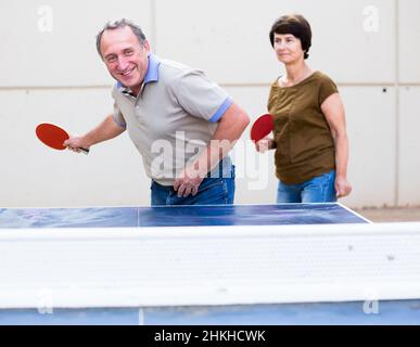 coppia matura che gioca a ping pong Foto Stock