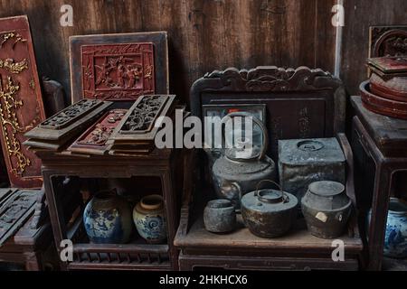 Antiquariato prodotti cinesi tradizionali in un antico negozio rurale. Foto Stock