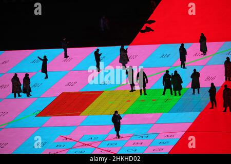 PECHINO, CINA - 4 FEBBRAIO 2022 - sono in corso i preparativi allo Stadio Nazionale, noto anche come il Nido d'uccello, prima della cerimonia di apertura del t Foto Stock