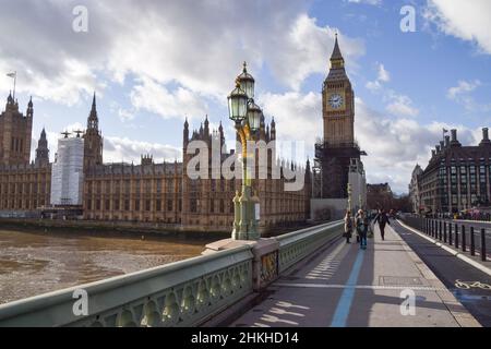 Londra, Regno Unito 4th febbraio 2022. Westminster Bridge, Houses of Parliament e Big ben in un pomeriggio soleggiato. Credit: Vuk Valcic / Alamy Live News Foto Stock