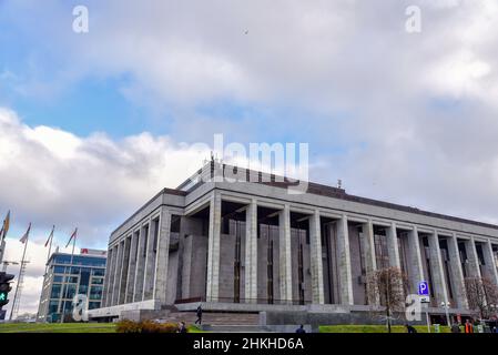 MINSK, BIELORUSSIA - Novembre 08 Palazzo della Repubblica lungo Piazza dell'Indipendenza a Minsk, Bielorussia Foto Stock