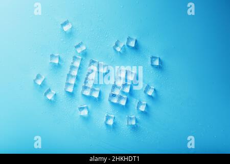 L'iscrizione GHIACCIO fatto di cubetti di ghiaccio su sfondo blu. Foto Stock