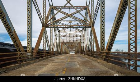 Newport Bridge, noto anche come Blue Bridge, è uno storico ponte a traliccio della Warren che attraversa il fiume White a Newport, Arkansas. (USA) Foto Stock