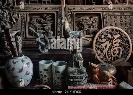 Antiquariato prodotti cinesi tradizionali in un antico negozio rurale. Foto Stock
