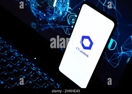 West Bangal, India - 4 febbraio 2022 : Chainlink logo sullo schermo del telefono immagine stock. Foto Stock