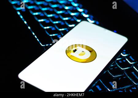 West Bangal, India - 4 febbraio 2022 : Dogecoin logo sullo schermo del telefono immagine stock. Foto Stock