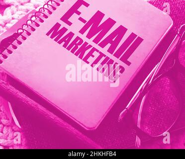 E-MAIL MARKETING parole scritte su copertina di libro, occhiali e penna. Concetto aziendale. Foto Stock