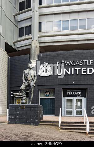 Statua del leggendario calciatore e direttore Sir Bobby Robson nel terreno di residenza del Newcastle United, Regno Unito Foto Stock