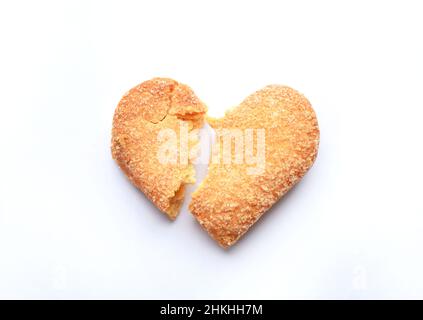 Biscotti dolci rotti a forma di cuore su sfondo bianco. Heartbreak e concetto di amore infelice Foto Stock