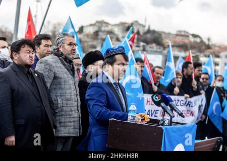 Istanbul, Turchia. 04th Feb 2022. Un manifestante che parla ai colleghi, durante la manifestazione. Centinaia di uiguri che vivevano ad Istanbul, la Turchia protestò vicino al consolato cinese chiedendo un boicottaggio delle Olimpiadi invernali di Pechino, che aprirono venerdì 4 febbraio. (Foto di Nicholas Muller/SOPA Images/Sipa USA) Credit: Sipa USA/Alamy Live News Foto Stock