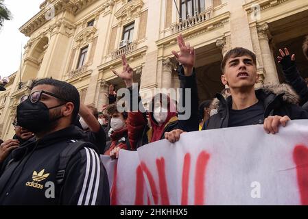 Roma, Italia. 04th Feb 2022. I manifestanti hanno visto tenere una bandiera mentre fanno i gesti davanti all'ingresso principale del Ministero dell'Istruzione, durante la dimostrazione. Gli studenti si sono riuniti per protestare contro la gestione del governo delle scuole italiane dopo la morte di uno studente Lorenzo Parelli di 18 anni durante uno stage in azienda. (Foto di Vincenzo Nuzzolese/SOPA Images/Sipa USA) Credit: Sipa USA/Alamy Live News Foto Stock