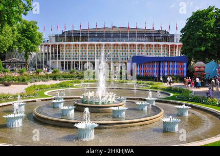 Tivoli Concert Hall and Fountain, Tivoli Gardens, Copenhagen (Kobenhavn), Regno di Danimarca Foto Stock