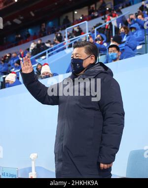 Pechino, Cina. 4th Feb 2022. Il presidente cinese Xi Jinping Waves durante la cerimonia di apertura dei Giochi Olimpici invernali del 24th allo Stadio Nazionale di Pechino, capitale della Cina, 4 febbraio 2022. Credit: JU Peng/Xinhua/Alamy Live News Foto Stock