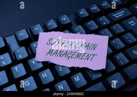 Scrittura manuale segno Supply Chain Management. Gestione concettuale della foto del flusso di beni e servizi definizione astratta piani di lezione e di lezione Foto Stock