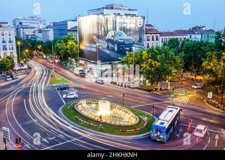 Madrid Spagna,Spagnolo,Centro,Chamberi,Plaza Alonzo Martinez,notte vita notturna esposizione traffico cerchio fontana illuminata Foto Stock