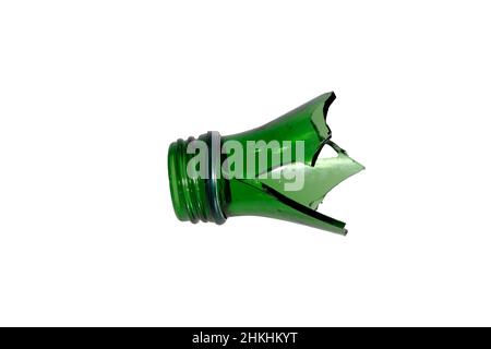una barbetta di vetro verde. Collo del flacone rotto isolato su sfondo bianco. Foto di alta qualità Foto Stock