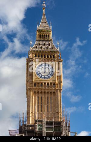 Westminster, Londra, Regno Unito. 4th Feb 2022. La famosa torre dell'orologio della torre Elisabetta presso le Case del Parlamento, spesso chiamata Big ben dopo la sua Grande Campana, continua ad emergere mentre il ponteggio è stato gradualmente rimosso da dicembre, rivelando la sua faccia dell'orologio ristrutturata e la metà superiore della torre. Credit: Imagplotter/Alamy Live News Foto Stock