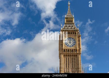 Westminster, Londra, Regno Unito. 4th Feb 2022. La famosa torre dell'orologio della torre Elisabetta presso le Case del Parlamento, spesso chiamata Big ben dopo la sua Grande Campana, continua ad emergere mentre il ponteggio è stato gradualmente rimosso da dicembre, rivelando la sua faccia dell'orologio ristrutturata e la metà superiore della torre. Credit: Imagplotter/Alamy Live News Foto Stock