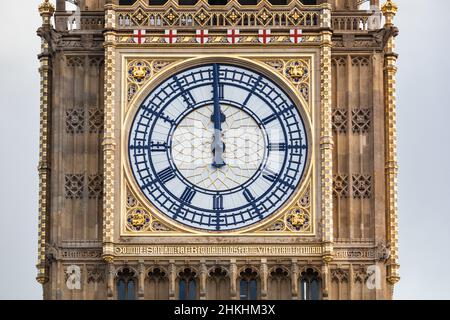 Westminster, Londra, Regno Unito. 4th Feb 2022. La faccia dell'orologio è ripristinata, ma le maniglie ancora non si muovono e sono bloccate alle ore 12. La famosa torre dell'orologio della torre Elisabetta presso le Case del Parlamento, spesso chiamata Big ben dopo la sua Grande Campana, continua ad emergere mentre il ponteggio è stato gradualmente rimosso da dicembre, rivelando la sua faccia dell'orologio ristrutturata e la metà superiore della torre. Credit: Imagplotter/Alamy Live News Foto Stock