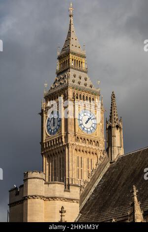 Westminster, Londra, Regno Unito. 4th Feb 2022. La famosa torre dell'orologio della torre Elisabetta presso le Case del Parlamento, spesso chiamata Big ben dopo la sua Grande Campana, continua ad emergere mentre il ponteggio è stato gradualmente rimosso da dicembre, rivelando la sua faccia dell'orologio ristrutturata e la metà superiore della torre. Credit: Imagplotter/Alamy Live News Foto Stock