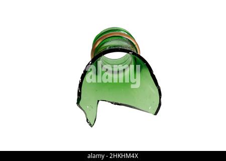 una barbetta di vetro verde. Collo del flacone rotto isolato su sfondo bianco. Foto di alta qualità Foto Stock