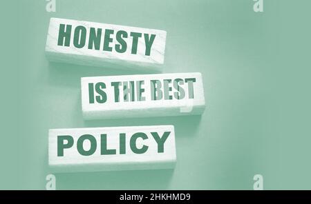 L'onestà è la migliore parola politica scritta in blocchi di legno. Fidato, verità, credenze e accordo business concetto. Foto Stock